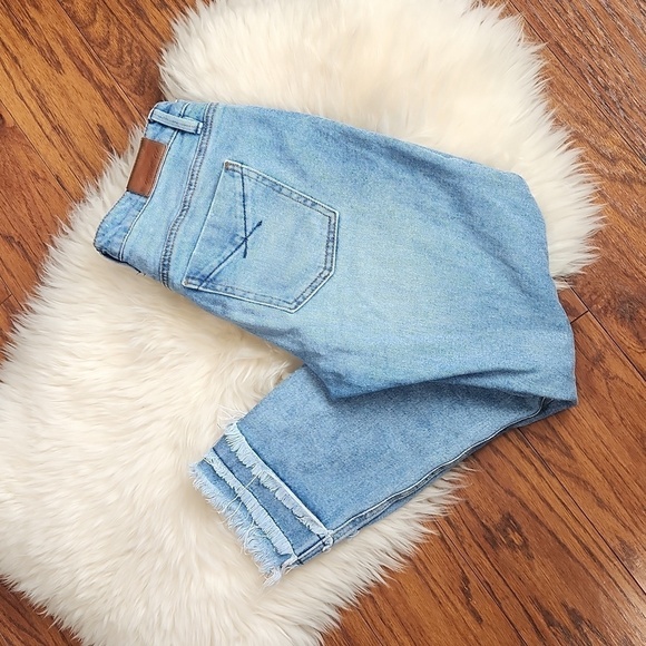 Unpublished Distressed Cropped Jean's - Picture 2 of 6